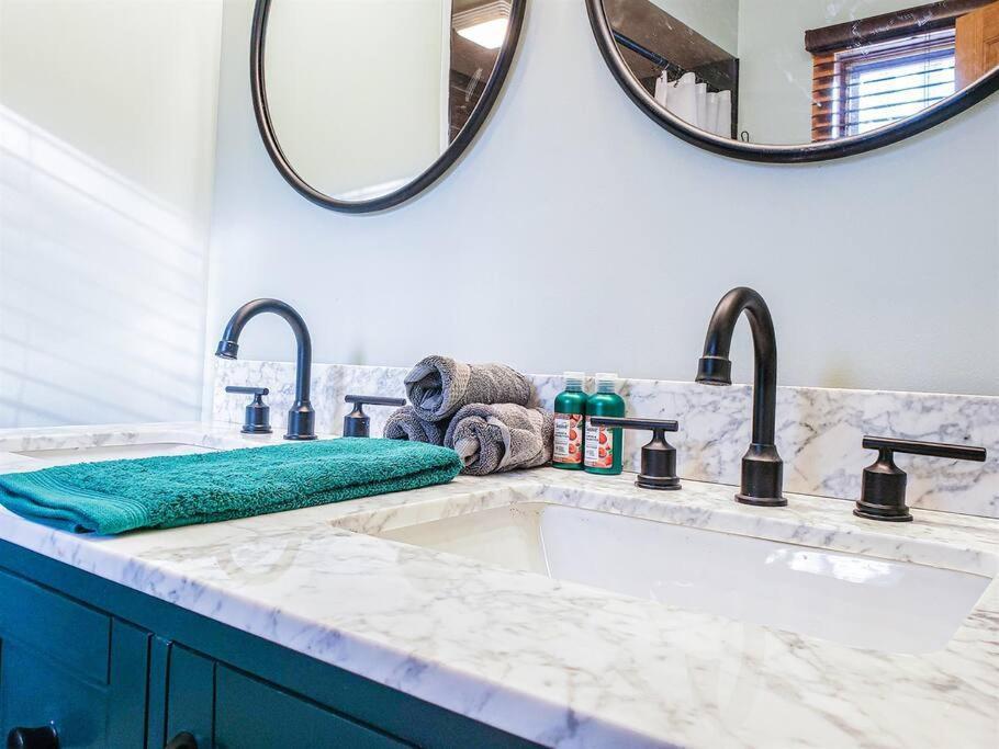 Fall Getaway Resort-3 King Suites, Dog-Friendly Seeley Экстерьер фото